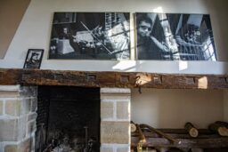 Dans le salon Elton, la cheminée arbore les portraits d’Elton John et d’Iggy Pop, témoins du passé musical du château.