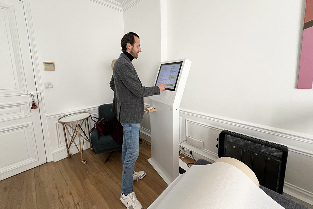 Une fois réglé, iYU scanne votre corps puis se met au travail.