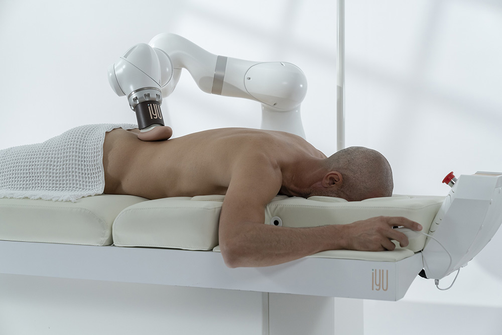 iYU - un robot masseur qui masse aussi bien qu'un humain.