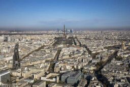 Au sommet de la tour Montparnasse, la vue sur Paris est exceptionnelle… Mieux qu’au sommet de la Tour Eiffel, car ici, on la voit