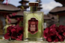 Parfum Voyage Balinais - Présenté dans un flacon raffiné aux courbes délicates, ce parfum incarne l’élégance et l’authenticité de La Sultane de Saba.
