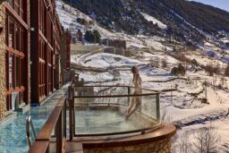 Vue sur la montagne de l'extérieur du SPA.