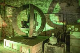 La Roche Guyon - Les souterrains du château ont servi de cadre au « Piège diabolique », dans lequel le professeur Mortimer, né de l’imagination d’Edgar P. Jacobs, voyage dans le temps à bord du « Chronoscaphe » ici reconstitué.