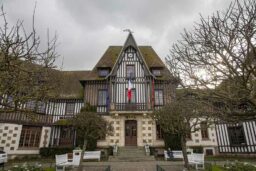 La mairie de Deauville, élégante bâtisse à colombages, incarne à elle seule le style normand et le raffinement architectural de la station balnéaire. ©Caroline Paux
