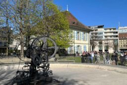 Tinguely - La place Jean Tinguely et sa fontaine dédiée à Jo Siffert (Fribourg)