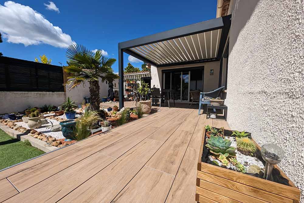 du Grès Céram pour embellir le devant de la maison.