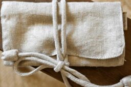 Une jolie trousse dorée.