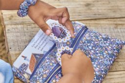 Pochettes à bijoux - en tissus signées Papa Pique et Maman Coud.