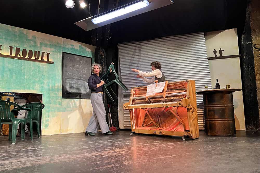 Panique générale et mis en place d'une barricade. 