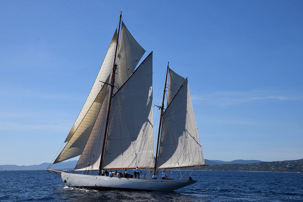 Black Swan 1899 - Un voilier de légende pour voguer vers l'aventure.