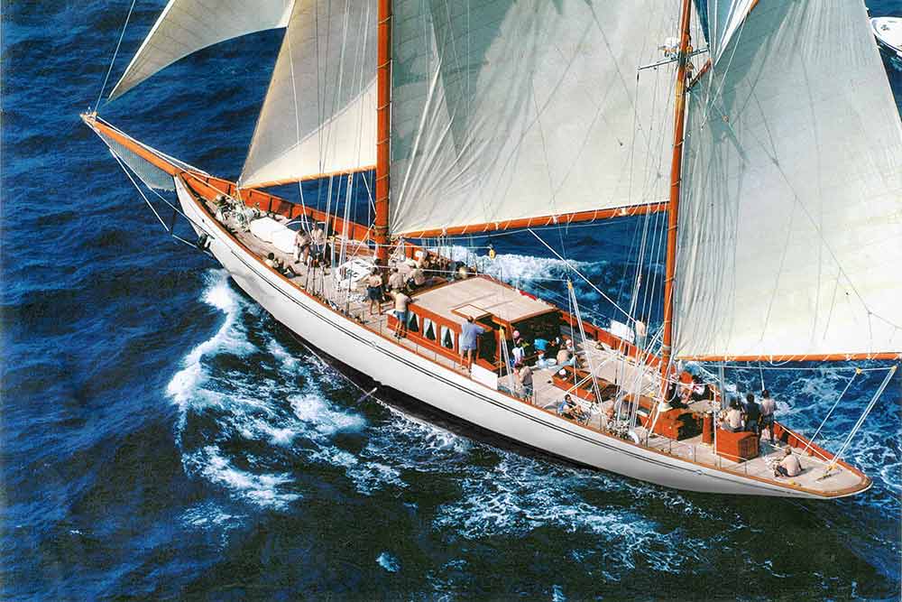 Le voilier Pont sous voiles.