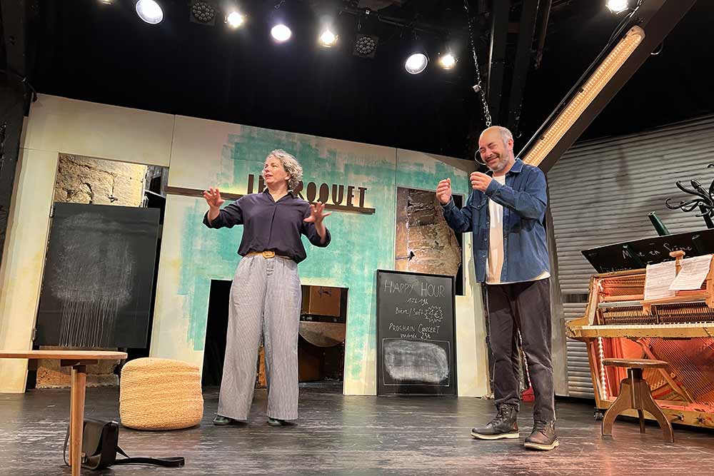 Corinne et Marc conservent leur sang froid malgré la situation.