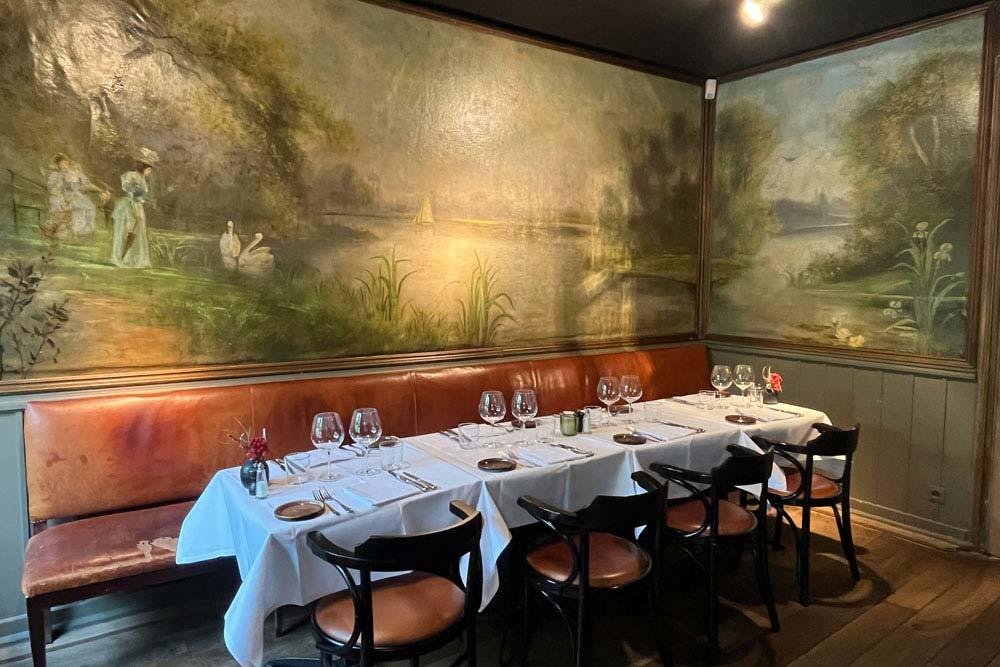 Un splendide décor de Gustave de Smet (1898) dans le restaurant gastronomique Nenuphar, à Afsnee. Il le réalisa pour financer son mariage !