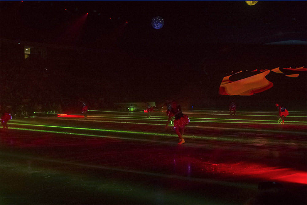 Des magnifiques costumes et des jeux de lumières étonnant.