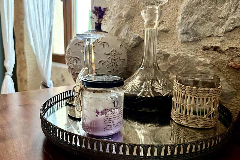 Quelques objets se trouvant dans la chambre.