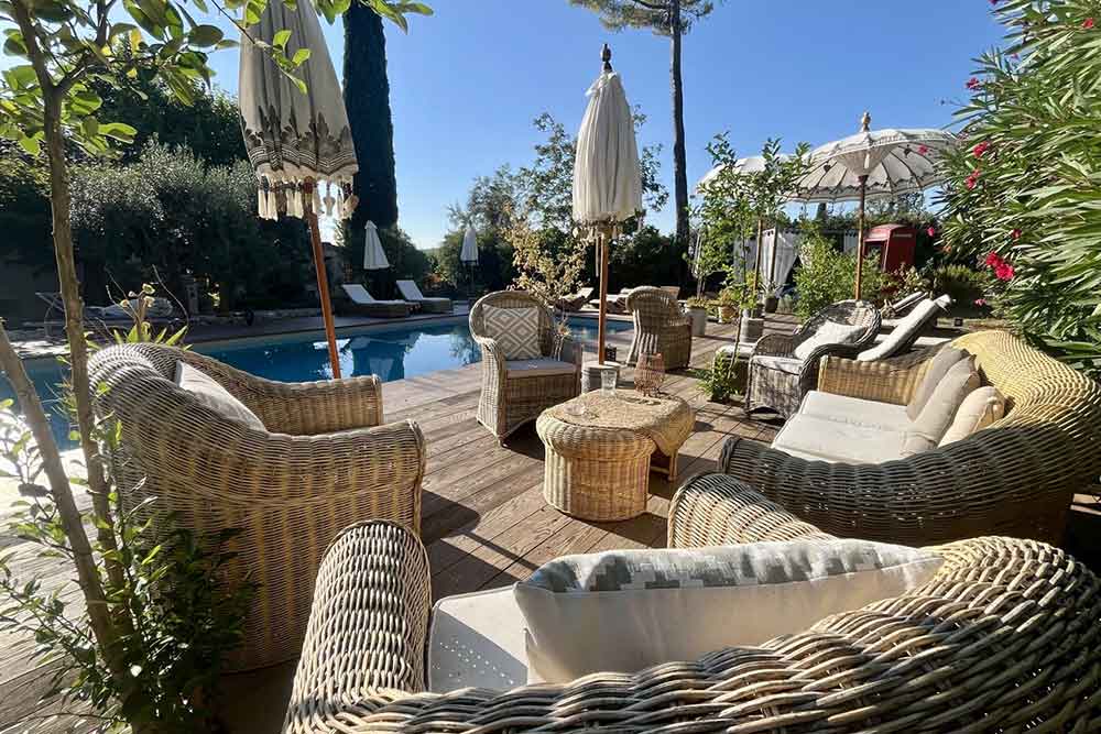 Un salon en rotin pour se prélasser devant la piscine.