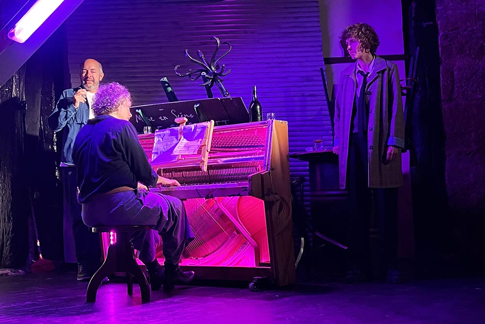 Pire premier rencard - En attendant que l'alerte attentat prenne fin, Corinne joue du piano et chante.