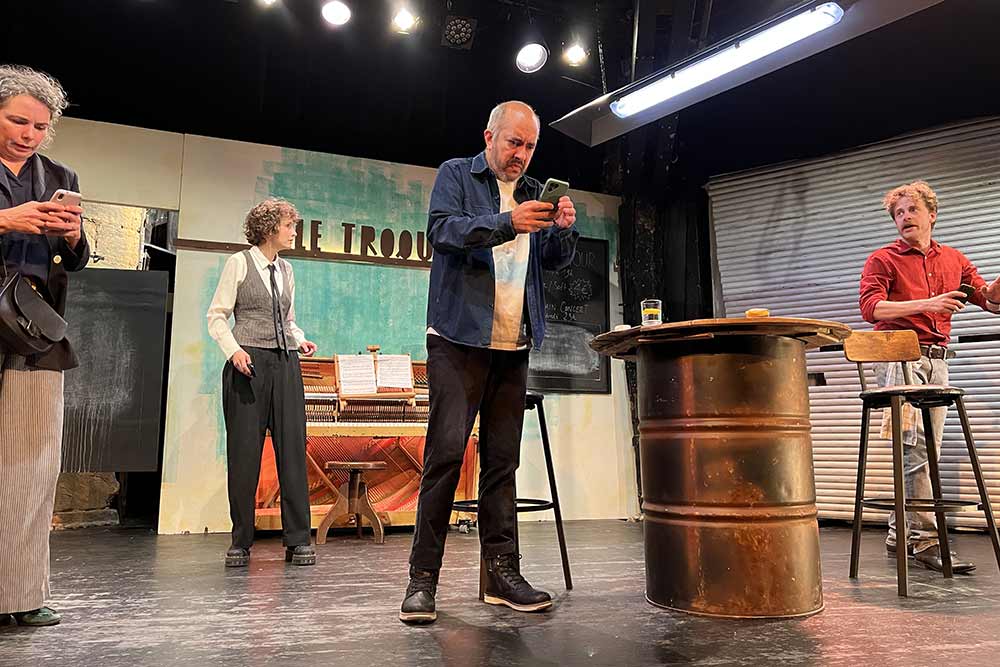 Après le déclenchement de l'alerte attentat, les rideaux sont baissés.