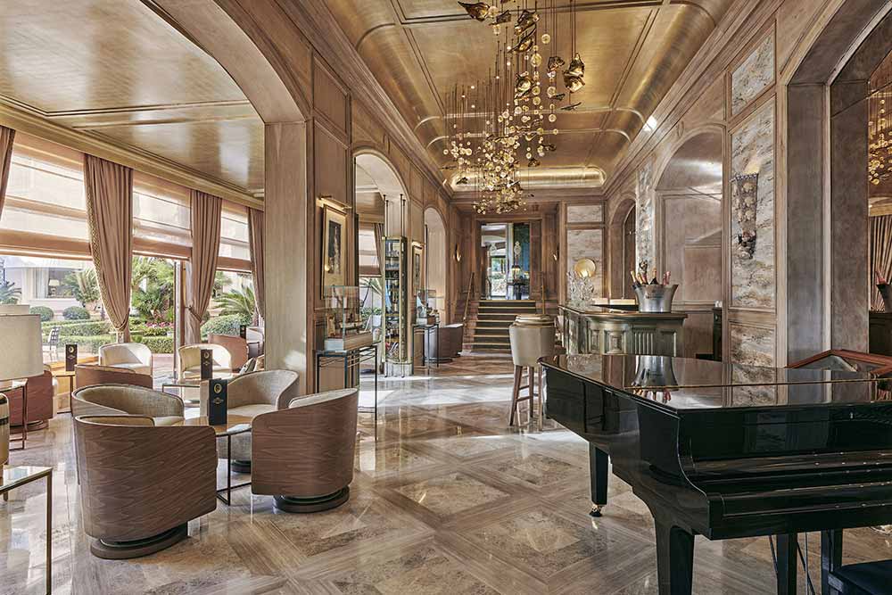 Un superbe piano trône dans un des salons.