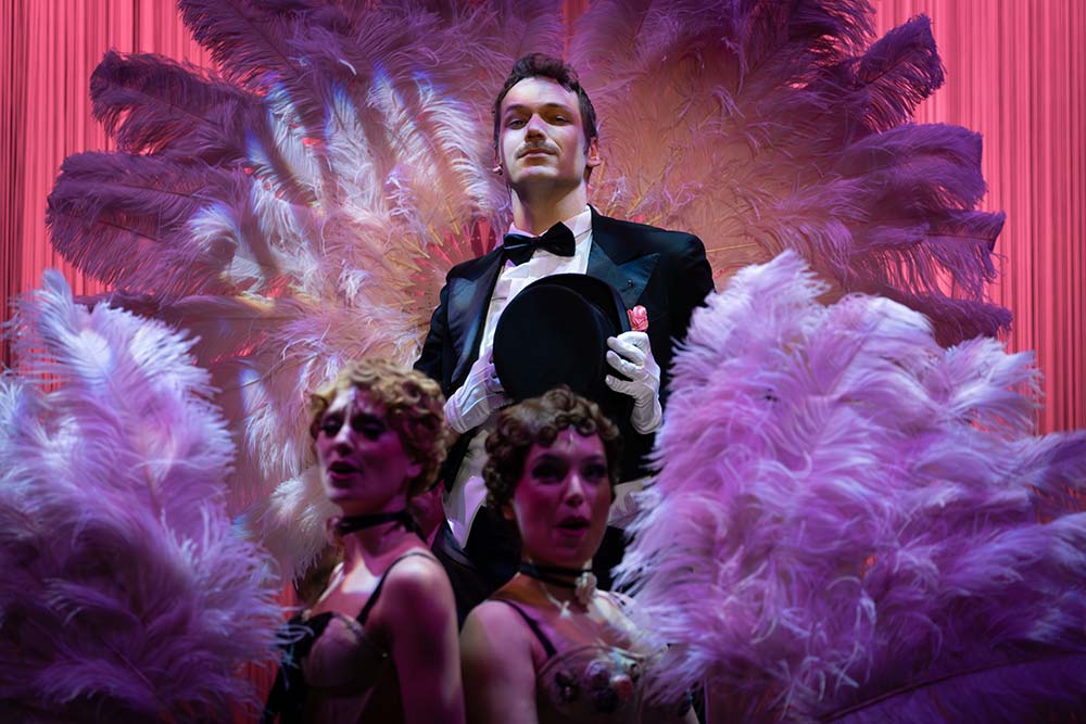 Des costumes vraiment beaux.