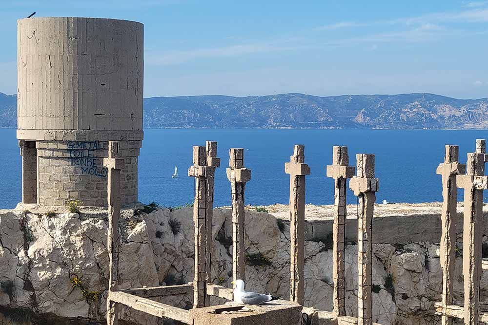 Ces croix mystérieuses n’ont rien à voir avec un cimetière. Il s’agit juste de l’ossature d’un bunker allemand dont la construction a été stoppée par la Libération.