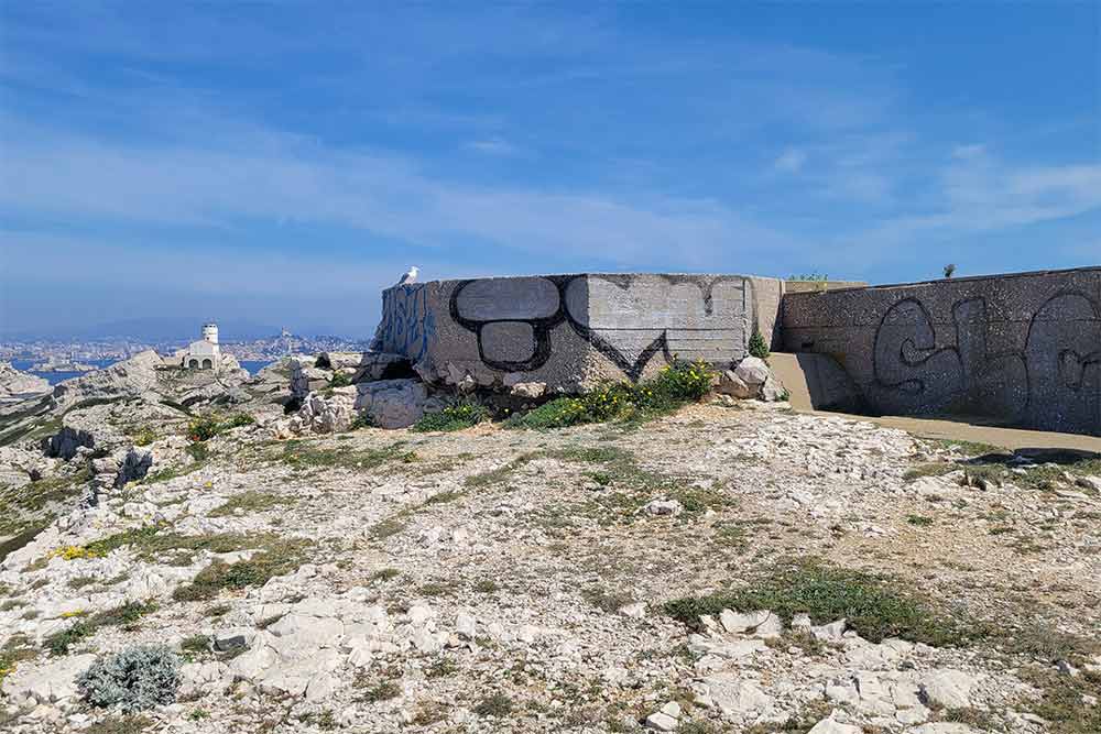 Les blockhaus se confondent avec le paysage minéral et marin.