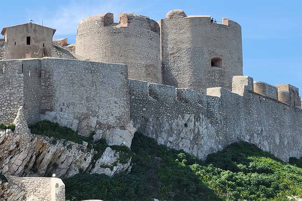 La silhouette géométrique des blockhaus contraste avec les bastions Renaissance, créant un curieux mélange d’architecture ancienne et moderne.