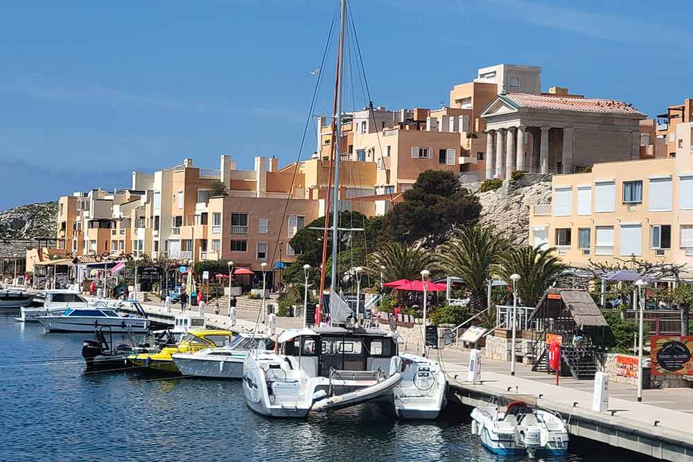 Le petit port du Frioul où arrive la navette de Marseille