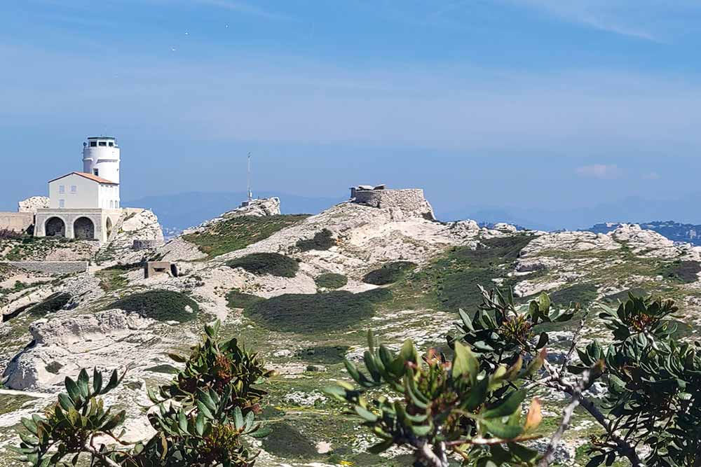 Frioul - Une vue du sémaphore de Pomègues avec, au fond, une batterie de défense.