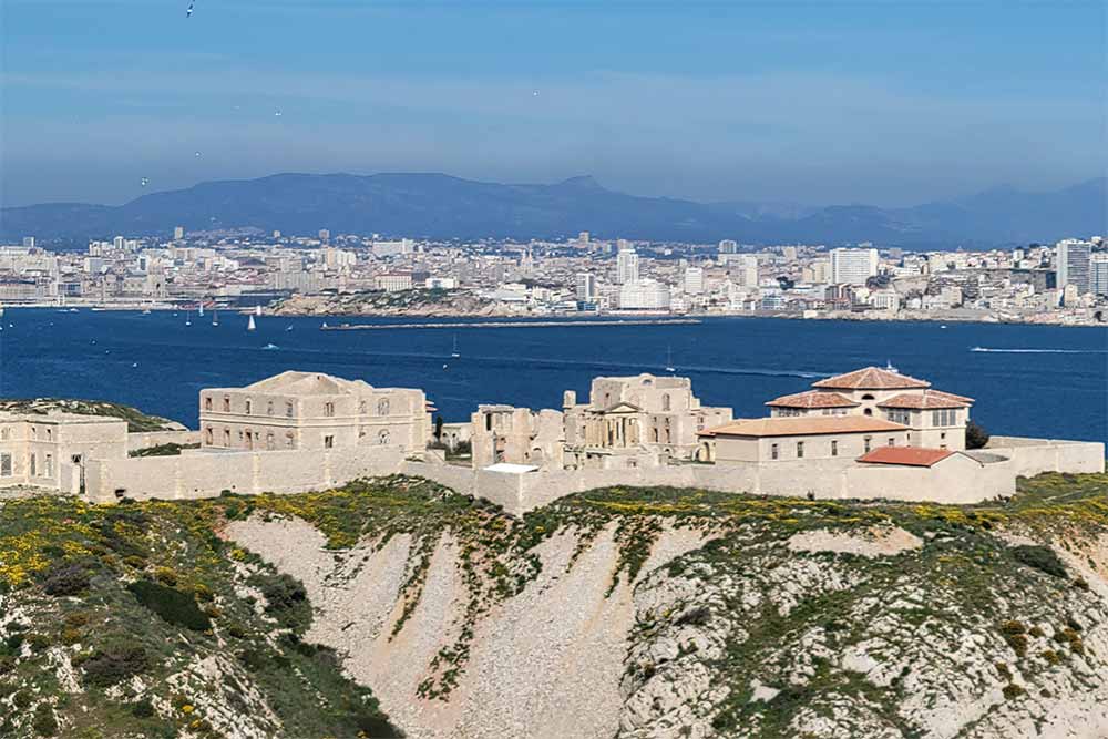 Frioul - Une vue générale de l’hôpital Caroline.