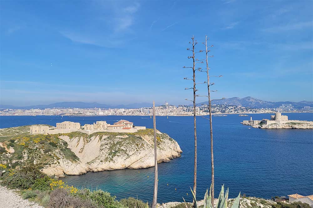 L’hôpital Caroline avec en arrière plan le château d’If et Marseille.