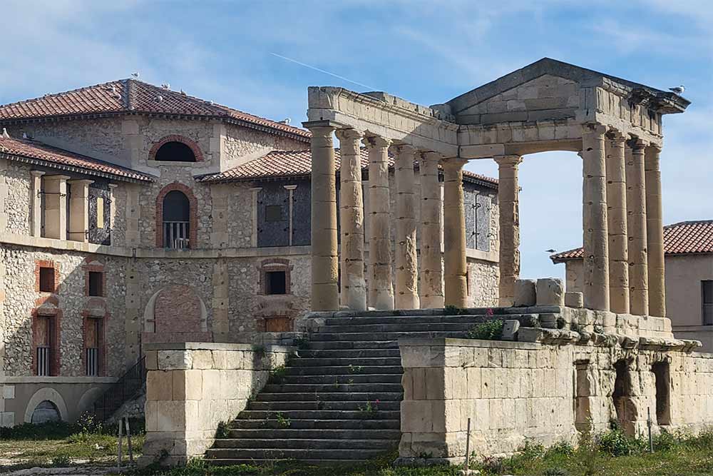 La chapelle de l’hôpital Caroline est en ruine.