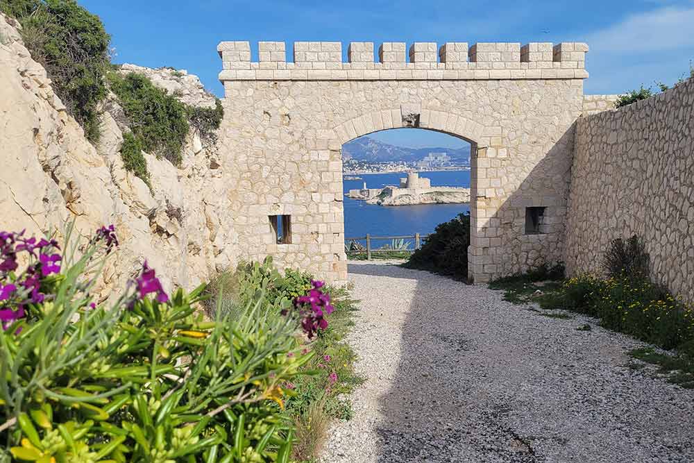 Frioul - Les fortifications allemandes étaient protégées par les anciens dispositifs français comme cette porte
