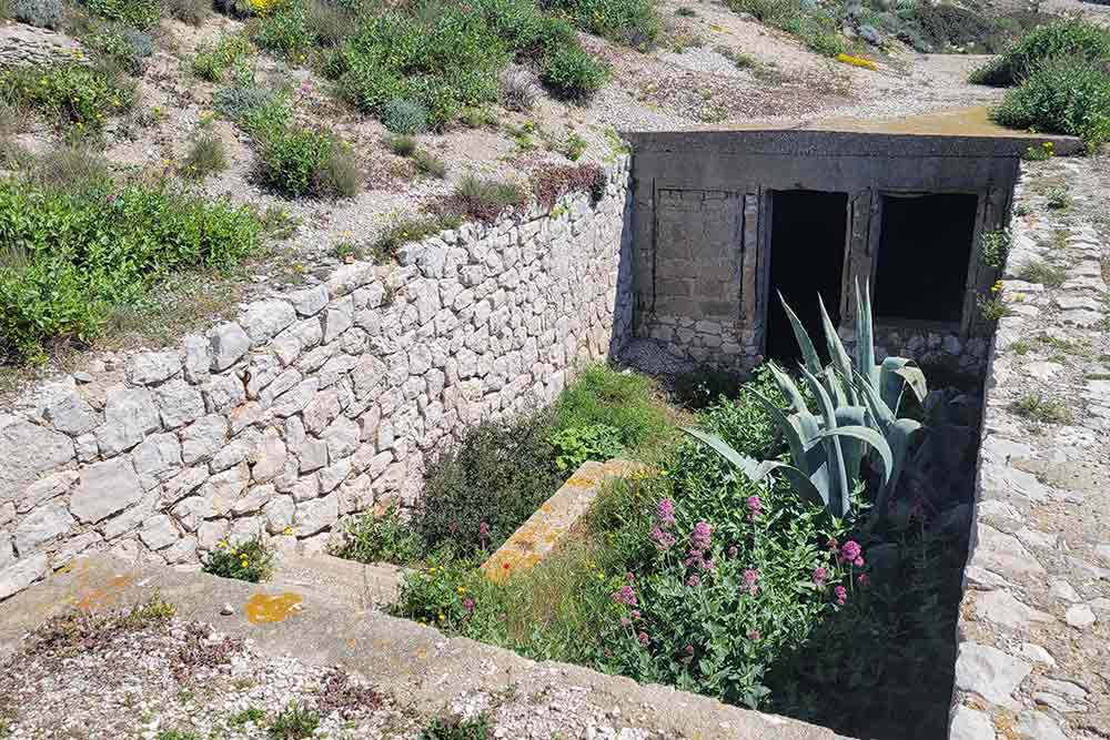 Les vestiges des blockhaus témoignent encore d’un quotidien militaire éprouvant sur les îles.
