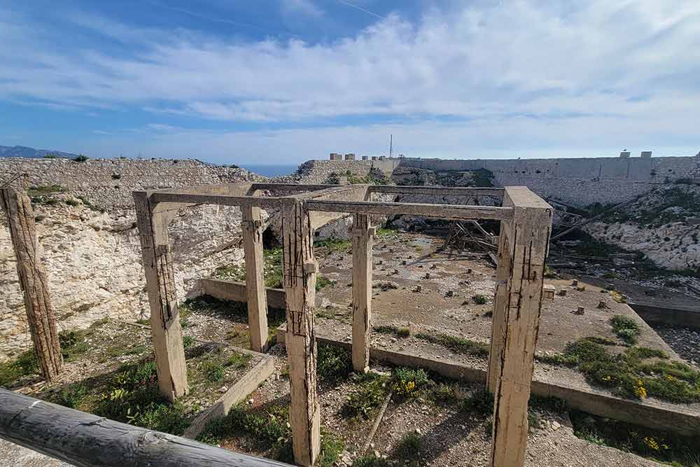 Ruines d’un blockhaus détruit par les Alliés.