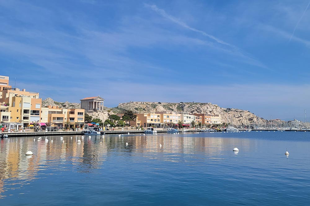Frioul - Une vue du port depuis la digue Berry.