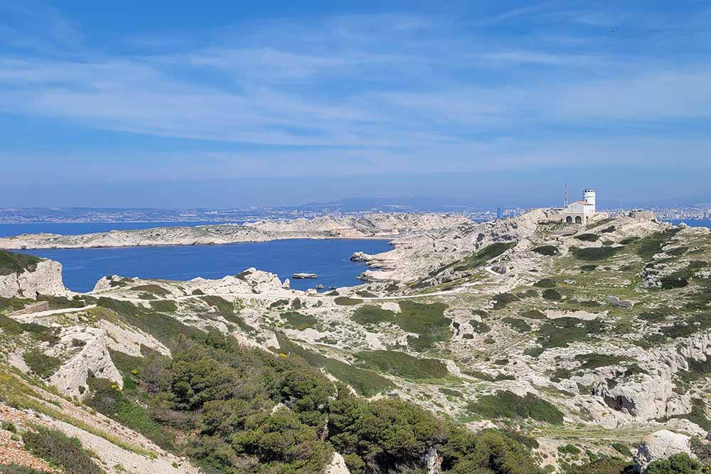 Les îles du Frioul font partie du Parc national des Calanques, ce qui impose des règles strictes.