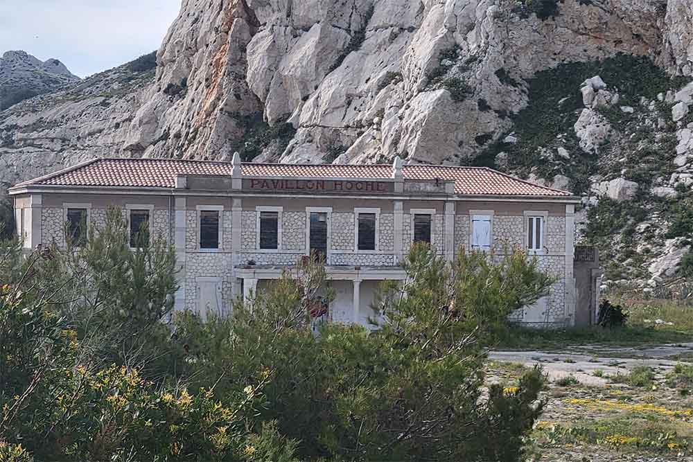 Friooul - Les installations sanitaires françaises d’avant-guerre sont totalement désaffectées.