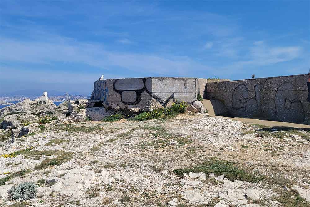 Un bunker laissé à l’abandon et dégradé par des tags.