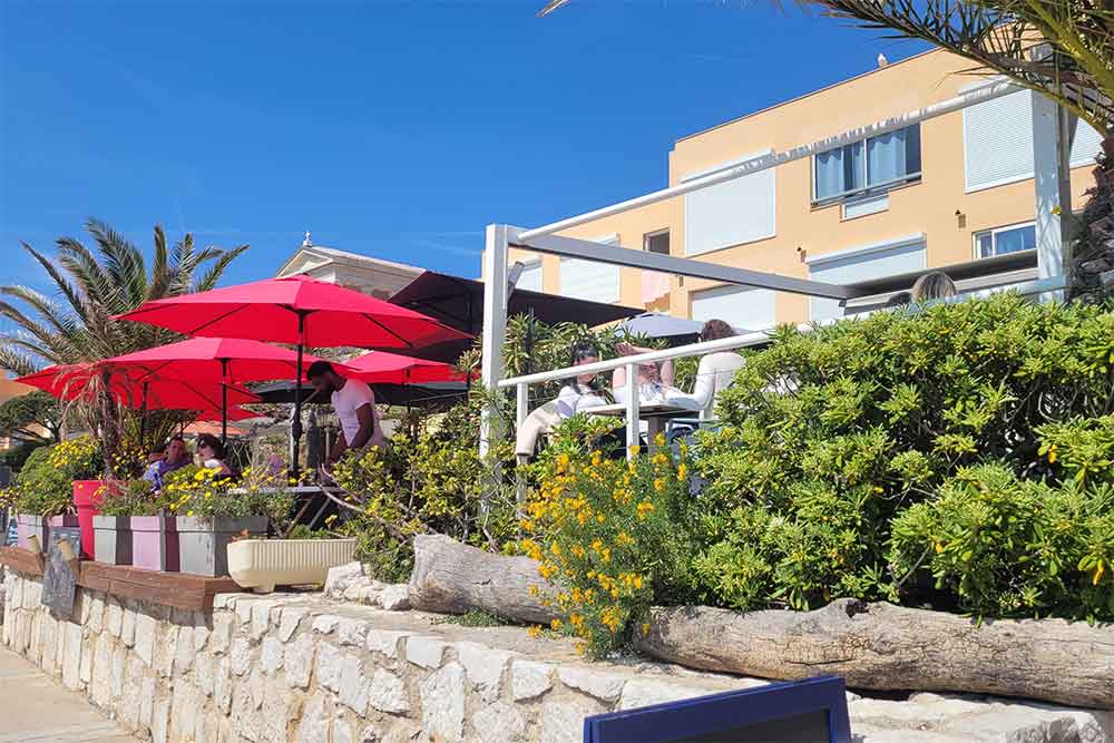 Quelques restaurants sont ouverts sur l’île.