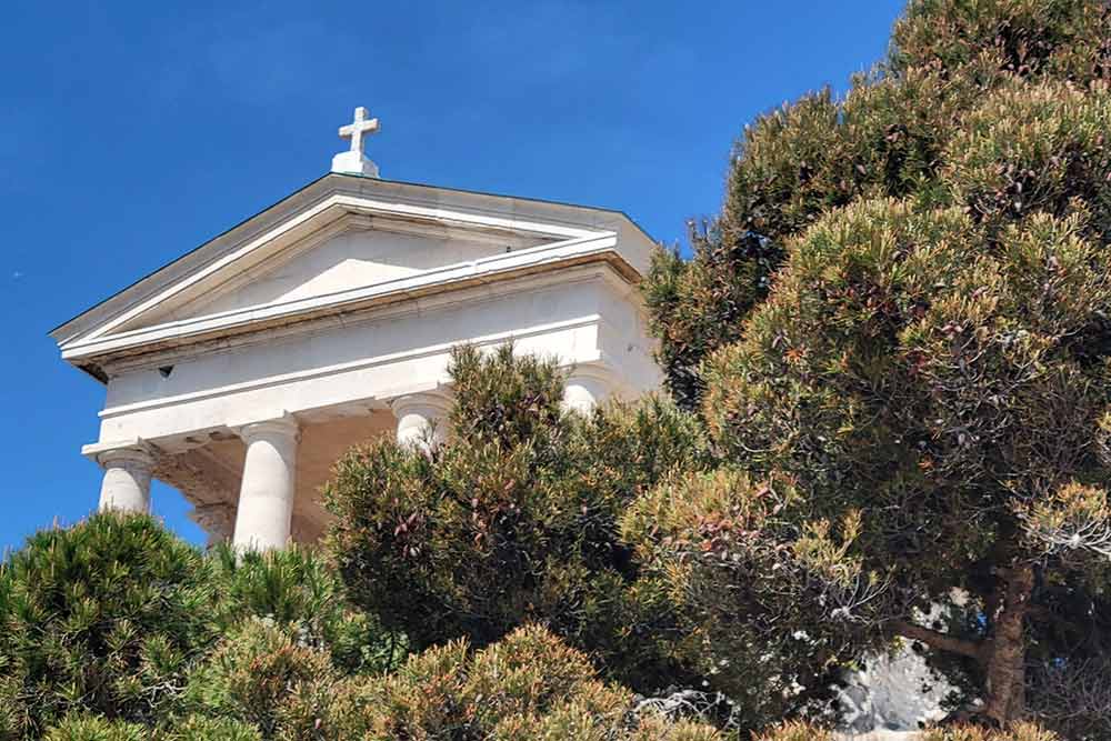 Une étonnante chapelle en forme de temple grec domine le village du Frioul. Elle est désaffectée.