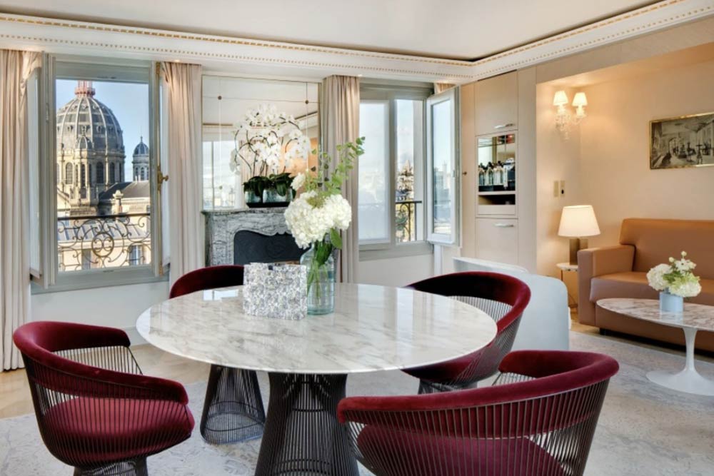 Hôtel Bowmann - Coin repas d'une suite.