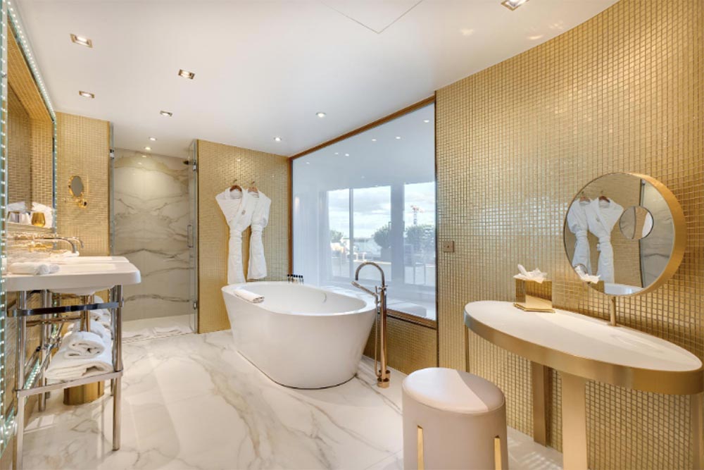 Une des salles de bain de l'hôtel.