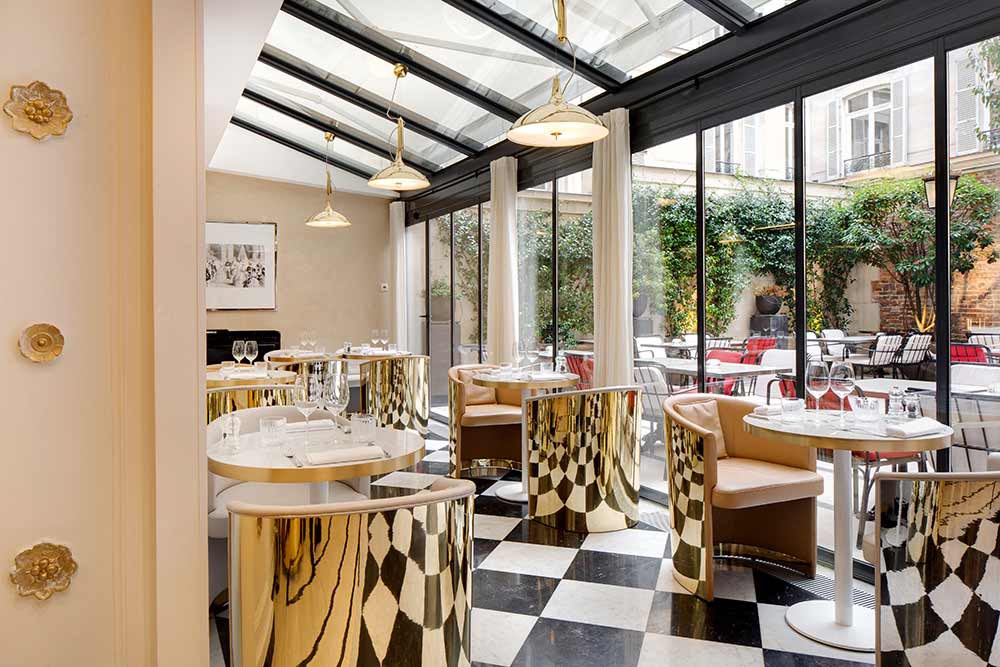 Hôtel Bowmann - Coin repas devant la terrasse.