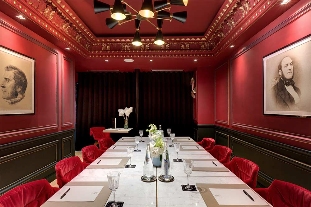 Salle de restaurant intimiste.