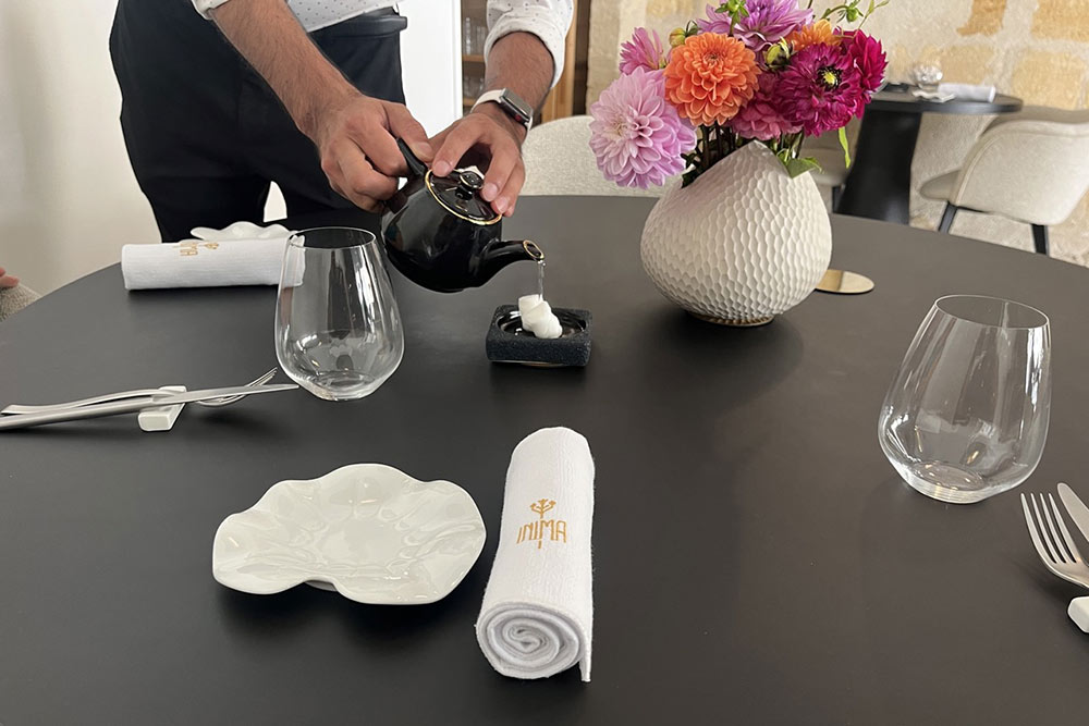 Restaurant Inima - de jolies tables dans le restaurant