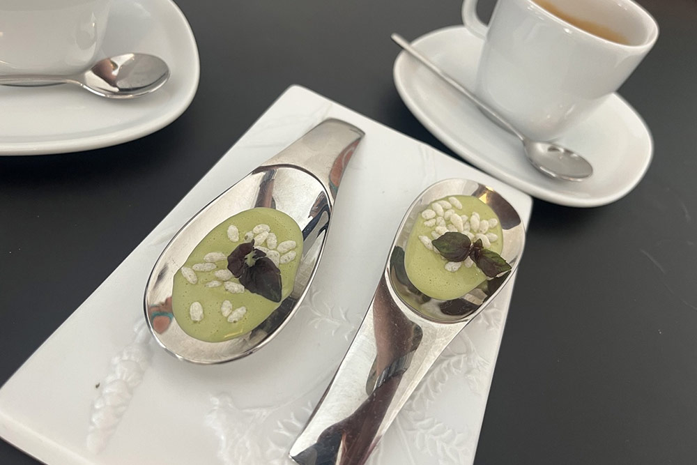 Restaurant Inima - la cuillère de crème de thé mâcha.