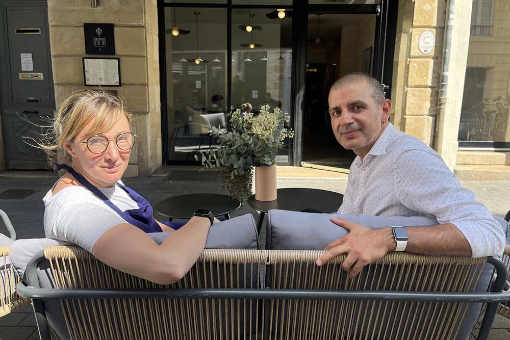 Oxana Crétu et Gustavo Castaño devant le restauarnt Inima