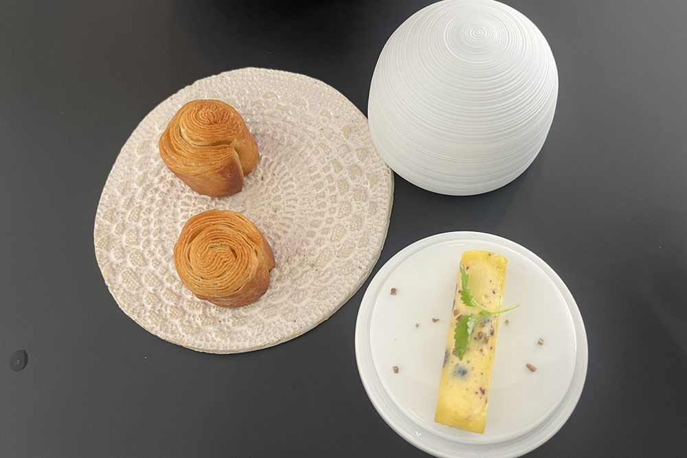 Restaurant Inima - petit pain feuilleté et beurre aux sels et poivre