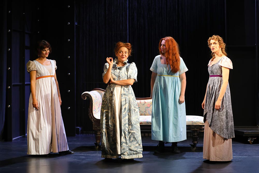 Une mère pressée de marier une de ses filles.